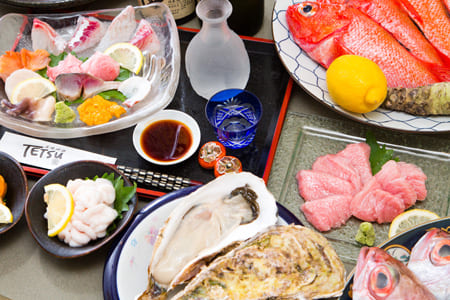 A luxurious course such as natural sashimi, monkfish liver, grilled tuna
